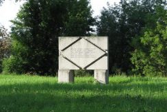 Памятный знак на месте бывшего дома родителей поэта Райниса в Рандене