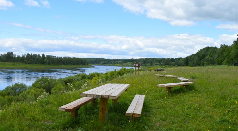 WANDERWEG DES SCHLOSSES DINABURGA