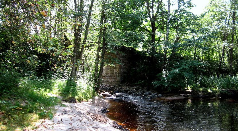 Pogulanka (Saliena) River and arch-shaped stone bridge