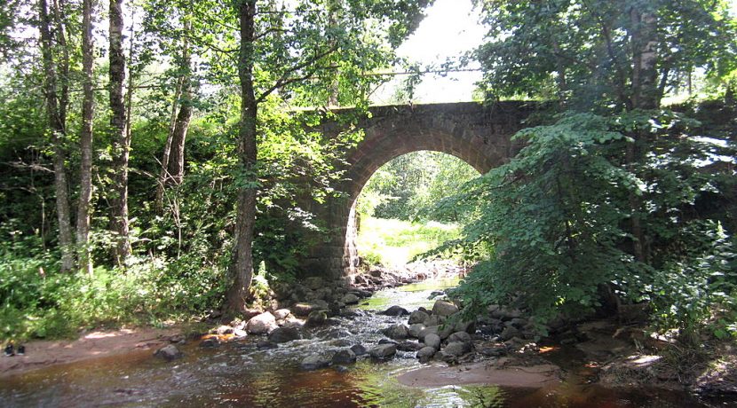 Pogulanka (Saliena) River and arch-shaped stone bridge