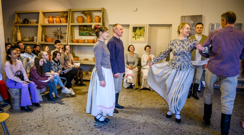 Tradīciju māja
