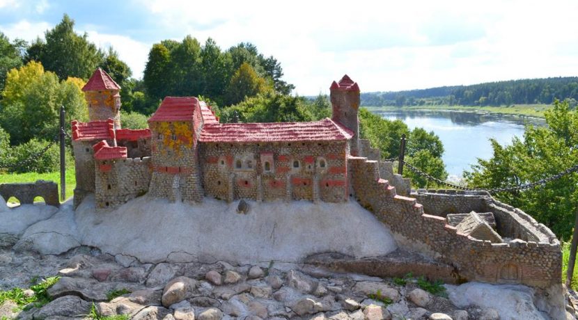 RUINE UND MODELL DES SCHLOSSES DINABURGA