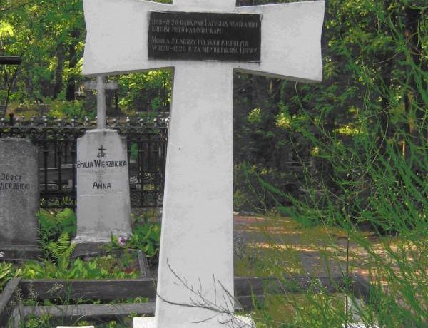 Latvijas Brīvības cīņās kritušo Polijas armijas karavīru apbedījumi Daugavpils katoļu kapos