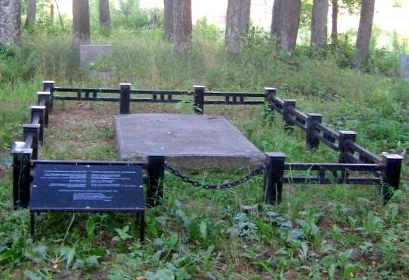 Birķineļu pusmuižas īpašnieka barona Vidzemes landmaršala Hamilkāra fon Felkerzāma kaps
