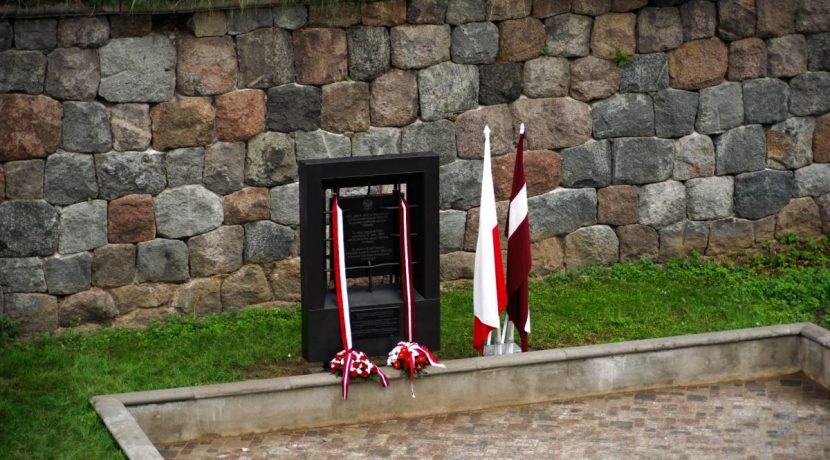 Grafui Leonui Pliateriui skirta atminimo lenta Daugpilio tvirtovėje