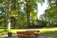 Well-equipped recreation place and beach on the Lake Medumi