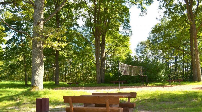 Well-equipped recreation place and beach on the Lake Medumi