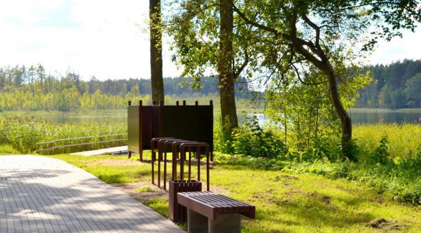 Well-equipped recreation place and beach on the Lake Medumi