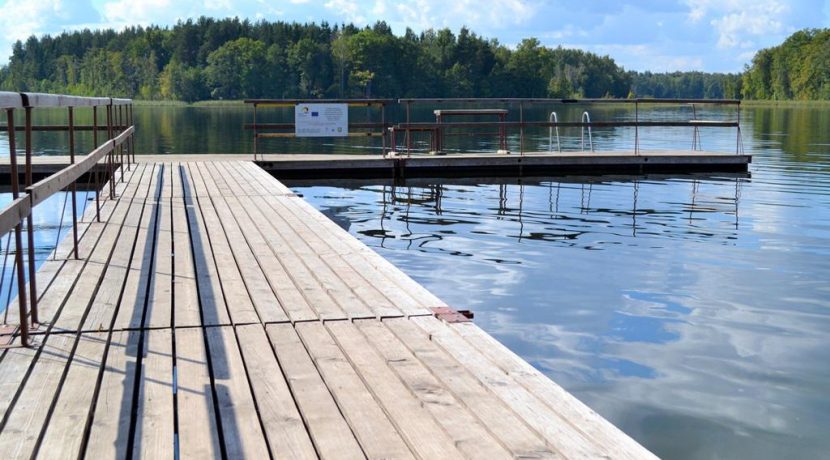 Well-equipped recreation place and beach on the Lake Medumi