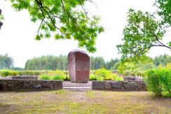 Памятный камень на месте бывшего дома родителей поэта Яниса Райниса в Василёве