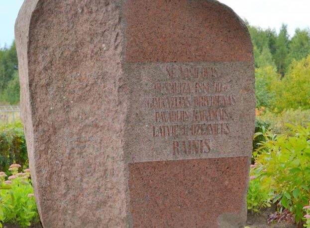 Piemiņas akmens Raiņa vecāku bijušo māju vietā Vasiļovā