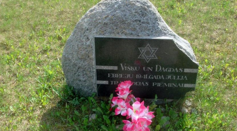 Памятнoe место жертвам геноцида – расстреляным евреям из Вишек и Дагды