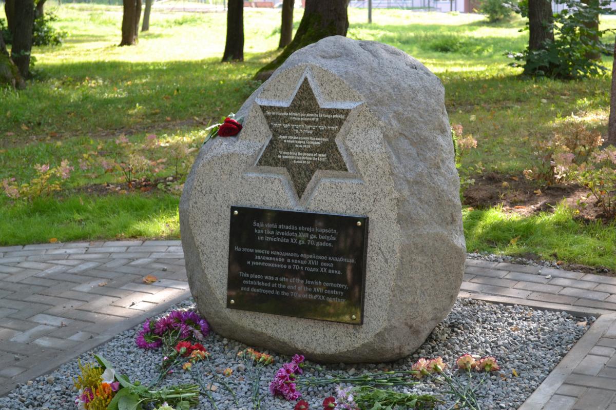 Памятный камень на месте старого еврейского кладбища