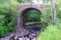 Poguļankas (Salienas) upe un arkveida akmens tilts