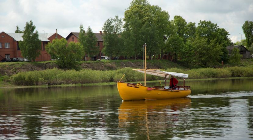 Izbraucieni pa Daugavu ar plostu „Sola” vai liellaivu “Dina”