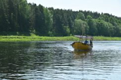 Izbraucieni pa Daugavu ar plostu „Sola” vai liellaivu “Dina”