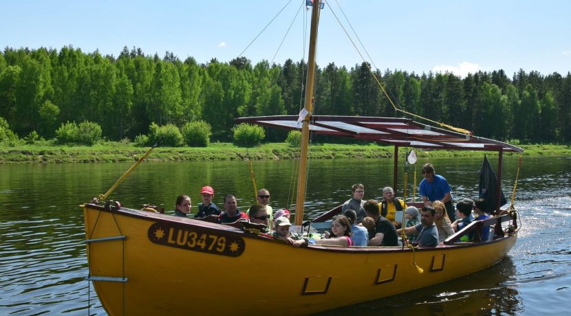 Izbraucieni pa Daugavu ar plostu „Sola” vai liellaivu “Dina”