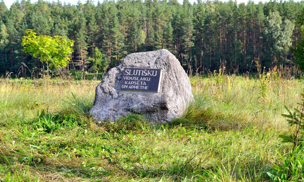 The Medieval Cemetery of Slutiski and Ancient Settlement