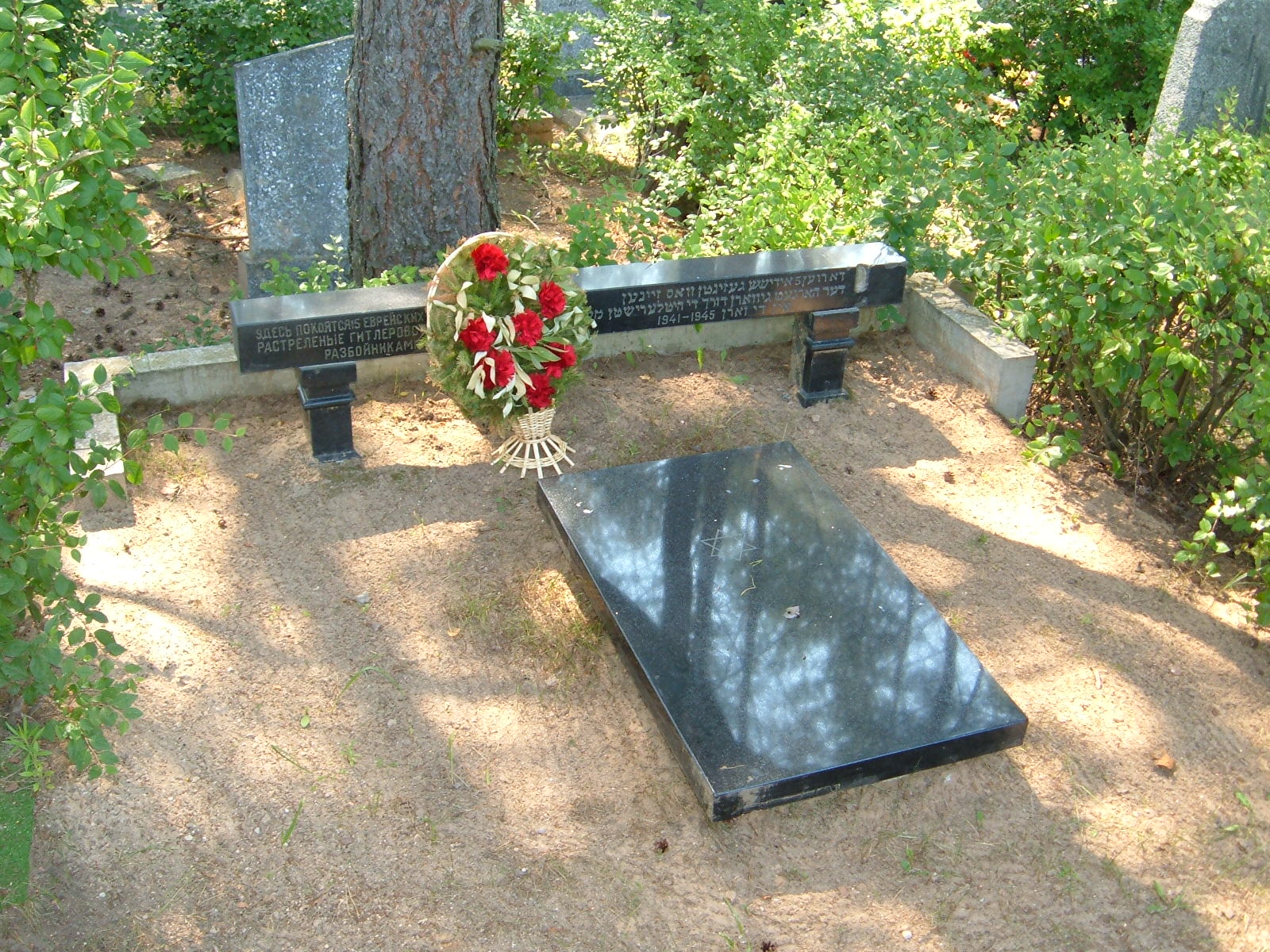 Holokausta memoriālā vieta Daugavpils Komunālajos kapos