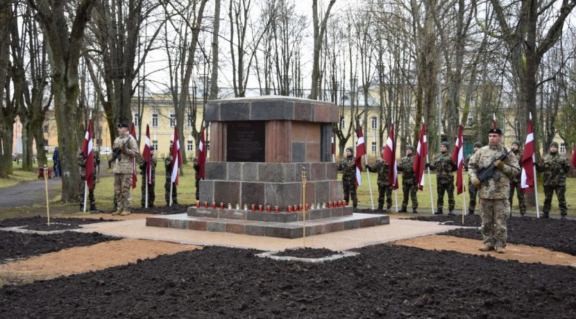 Atjaunotā Brīvības cīņās kritušajiem karavīriem veltītā pieminekļa atklāšana