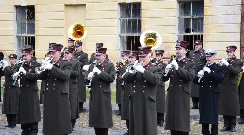 Atjaunotā Brīvības cīņās kritušajiem karavīriem veltītā pieminekļa atklāšana