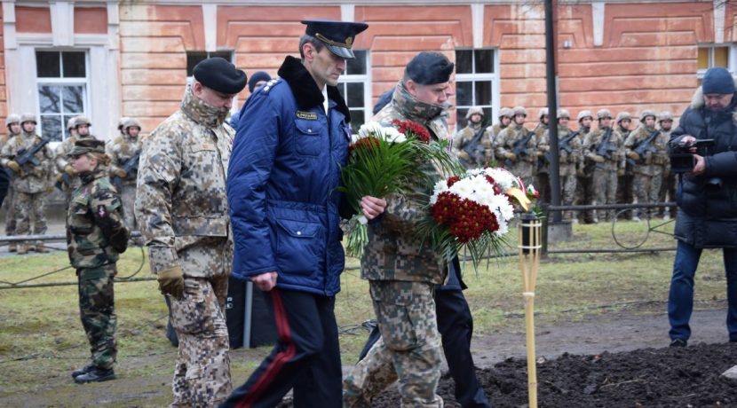 Открытие восстановленного памятника воинам Латвийской армии