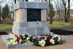 Piemineklis Latvijas Brīvības cīņās kritušajiem Latvijas armijas Zemgales divīzijas 10. Aizputes kājnieku pulka karavīriem