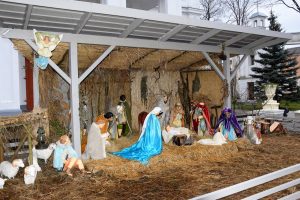 Daugavpils Svētā Pētera ķēdēs Romas katoļu baznīcas dārzā apskatāma Betlēme