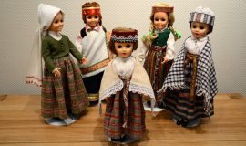 Daugavpilī var apskatīt 120 lelles latviešu tautas tērpos