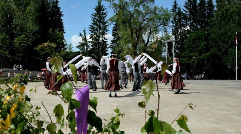 Skolu jaunrades festivāls “Svētku prieks”