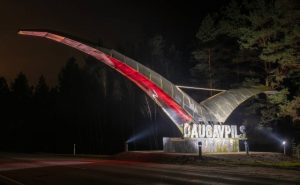 На въезде в Даугавпилс «Чайка» сияет цветами Латвийского флага