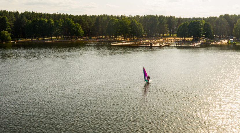 Centralna plaża jeziora Stropu