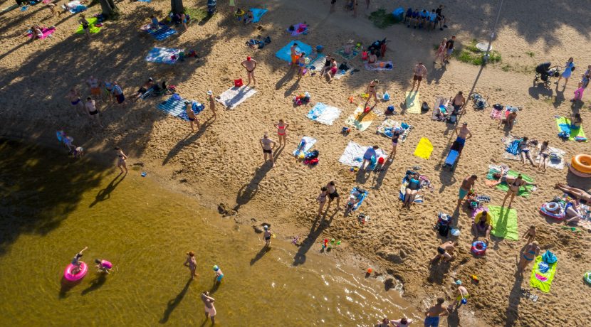 Centralna plaża jeziora Stropu