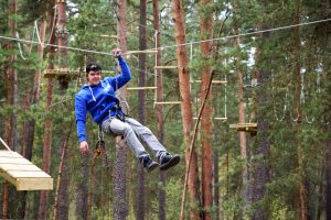 Īpašas cenas skolēnu grupām piedzīvojumu parkā “Tarzāns”