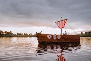 Kuģītis “Sikspārnis” – jauns izklaides tūrisma piedāvājums Daugavpilī