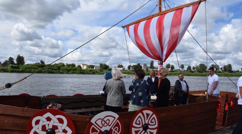 Izbraucieni pa Daugavu ar kuģīti “Sikspārnis”