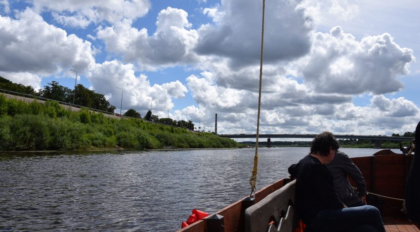 Izbraucieni pa Daugavu ar kuģīti “Sikspārnis”