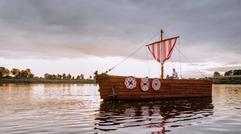 Izbraucieni pa Daugavu ar kuģīti “Sikspārnis”