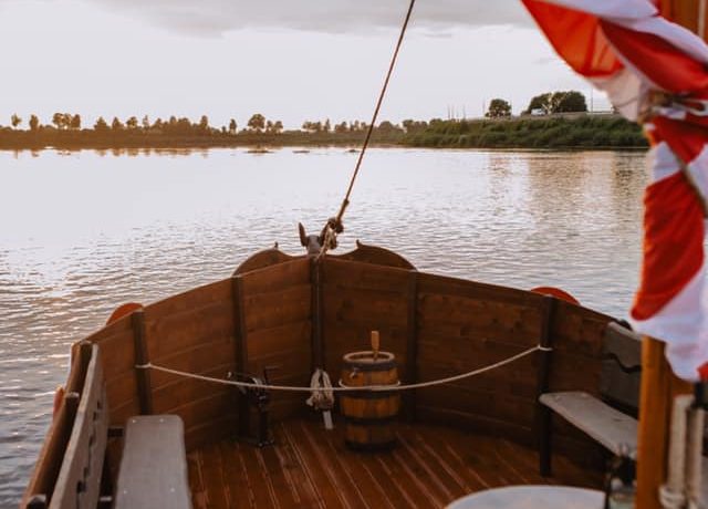 Boat trips on Daugava River with a “Sikspārnis” boat