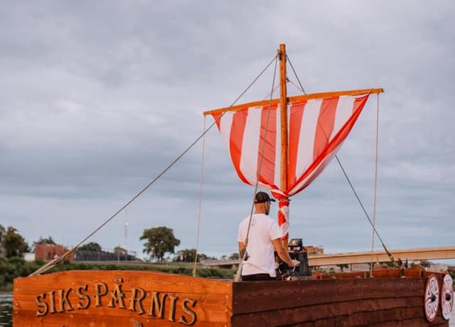 Boat trips on Daugava River with a “Sikspārnis” boat