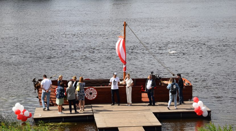 Izbraucieni pa Daugavu ar kuģīti “Sikspārnis”