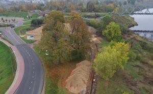 Promenāde gar Daugavpils cietoksni: vēsturiskais bruģis un piemineklis Pāvelam Meļņikovam (VIDEO)