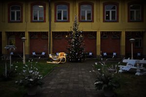 Ziemassvētku noskaņas Daugavpils Novadpētniecības un mākslas muzeja pagalmā