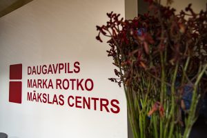 Marka Rotko mākslas centrs cer uz apmeklētāju uzņemšanu klātienē (video)