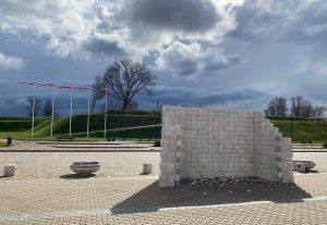 Daugavpils Marka Rotko mākslas centra pagalmā uzbūvēta Izlādes-uzlādes siena (video)