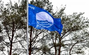 Stropu ezera pludmalēs plīvo Zilie karogi