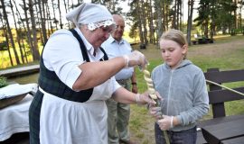 PASTAIGA PA VASARAS SAULGRIEŽU UGUNSKURU TAKU