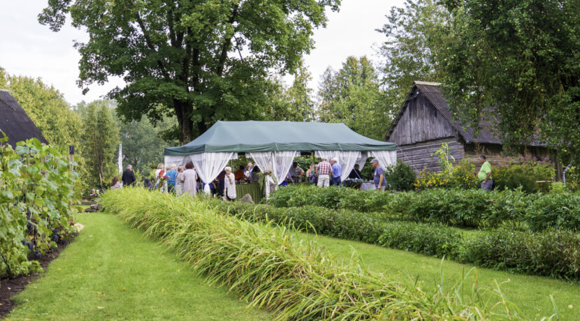 Paula Sukatnieka mājas “Apsītes” un viņa piemiņas dārzs