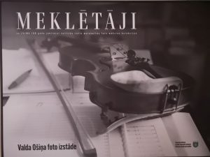 MELNBALTO FOTOGRĀFIJU IZSTĀDE “MEKLĒTĀJI”