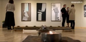 Daugavpils muzejs aicina apmeklēt trīs izcilu mākslinieku kopizstādi “18 + 1 paralēle” (VIDEO)